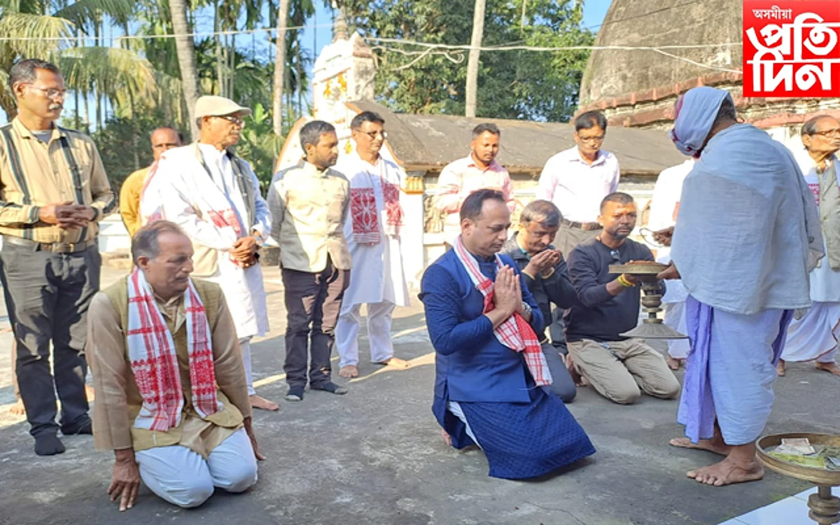 ঐতিহ্যমণ্ডিত ছমৰীয়া সত্ৰত সেৱা ল'লে পলাশবাৰী সমষ্টিৰ বিধায়ক হেমাংগ ঠাকুৰীয়াই..