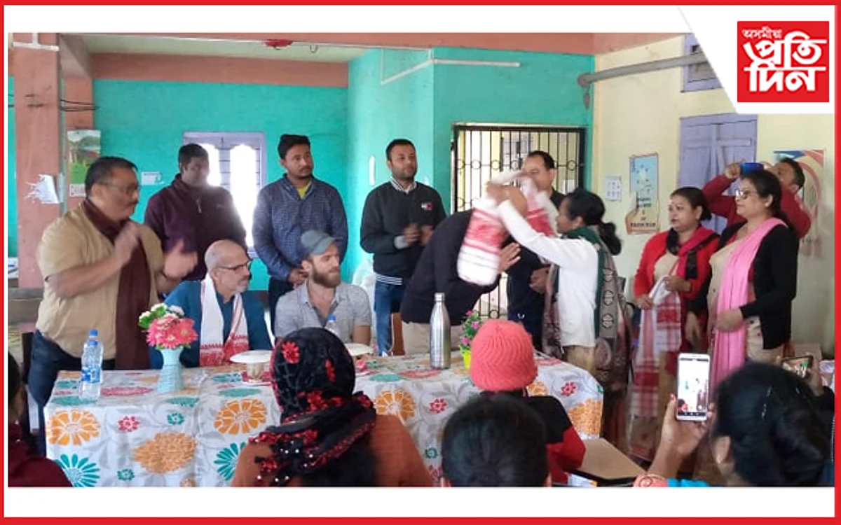 নগাঁৱৰ মহিলা উদ্যোগী গোটৰ উৎপাদিত সামগ্ৰীয়ে মন মুহিলে আমেৰিকানৰ...