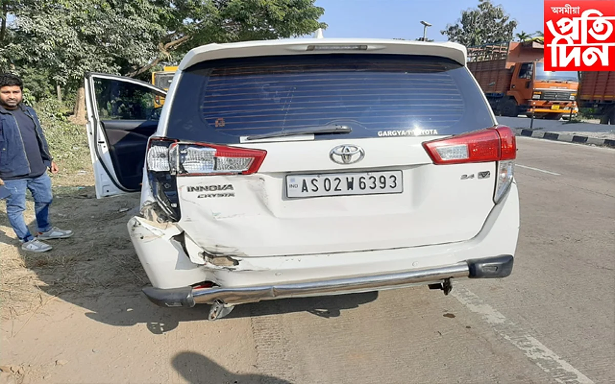 বিধায়ক ৰূপক শৰ্মাৰ বাহনত ট্ৰাকৰ খুন্দা