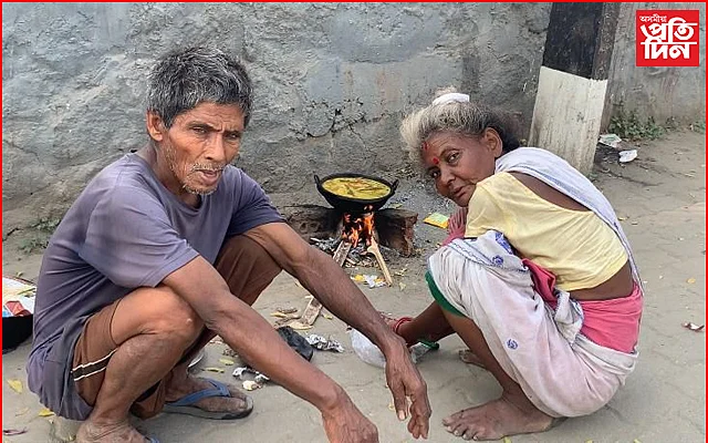 পথৰ কাষতে এহাল দম্পতিৰ শান্তিৰ আশ্ৰম! কৰুণ কাহিনীয়ে চকু সেমেকাব আপোনাৰ...
