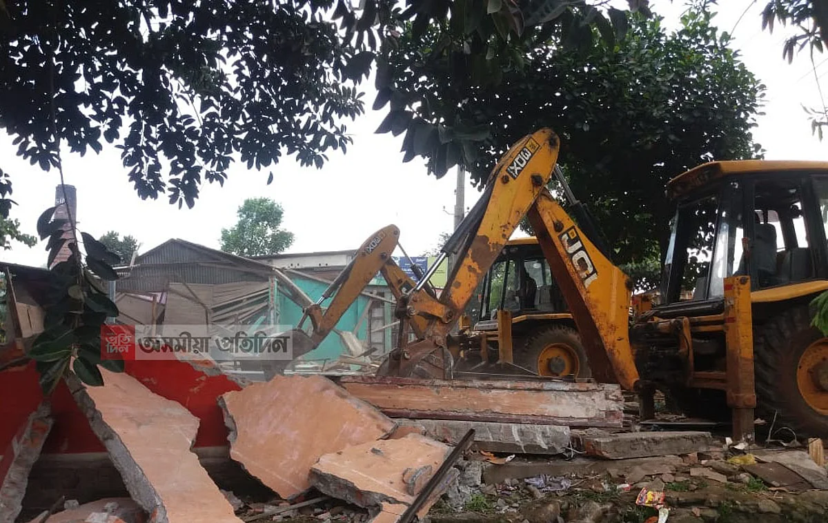 যোৰাবাটত তৃতীয় দিনাও অব্যাহত প্ৰশাসনৰ উচ্ছেদ অভিযান