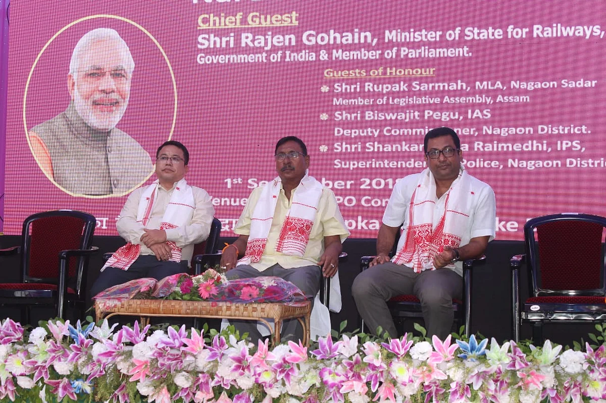 নগাঁৱত হঠাৎ ভূমুকি মাৰিয়েই পলায়ন বিতৰ্কিত কেন্দ্ৰীয় মন্ত্ৰী ৰাজেন গোঁহাইৰ