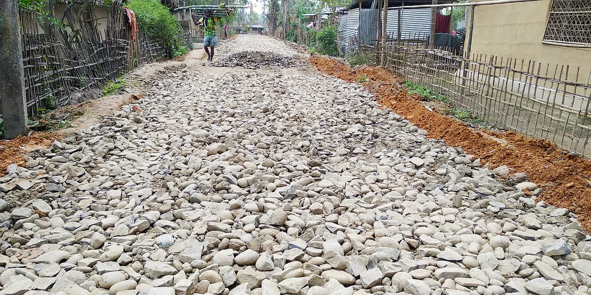 ঠিকাদাৰে নুশুনে ৰাইজৰ কথা, মথুৰাপুৰ চাহ বাগিচাত পথ নিৰ্মাণত অনিয়মৰ অভিযোগ, VIDEO