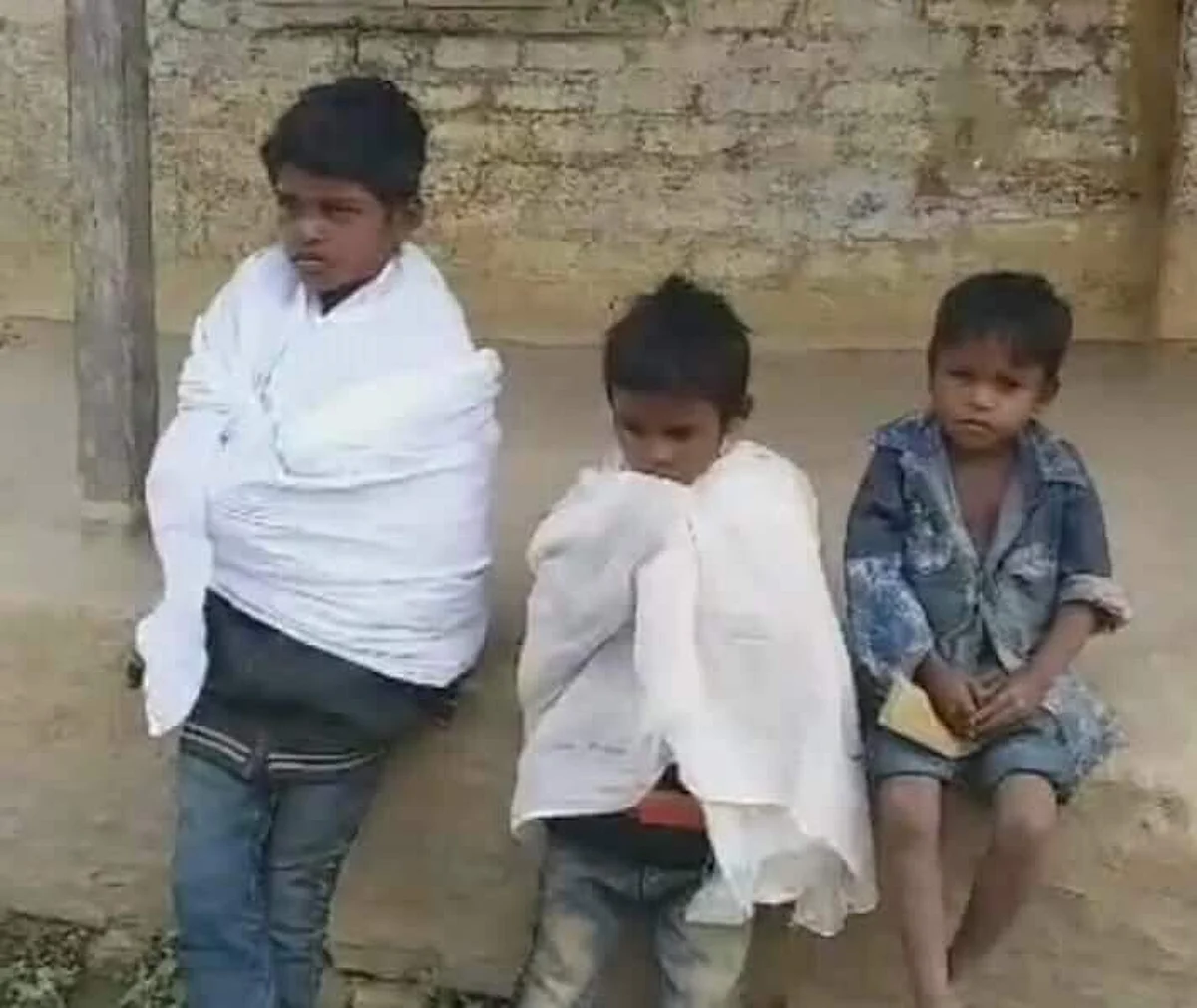 কোনে দায়িত্ব ল’ব গোলাঘাটৰ ৩২নিঠৰুৱা শিশুৰ