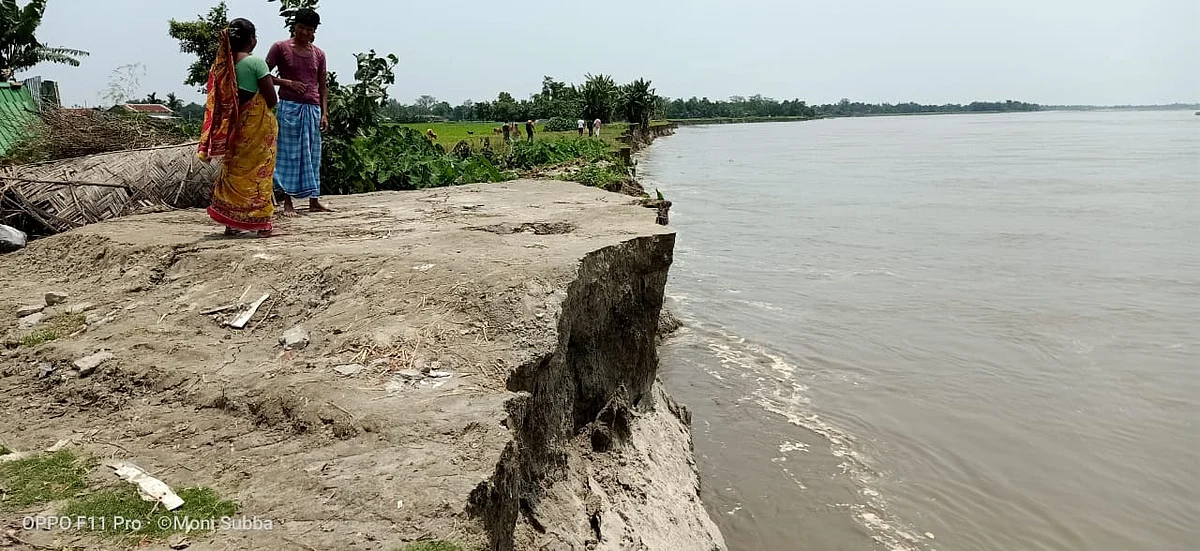 চেঙাৰ বৰভিঠাত চপৰা চপৰে খহিছে লুইতৰ গৰা… VIDEO