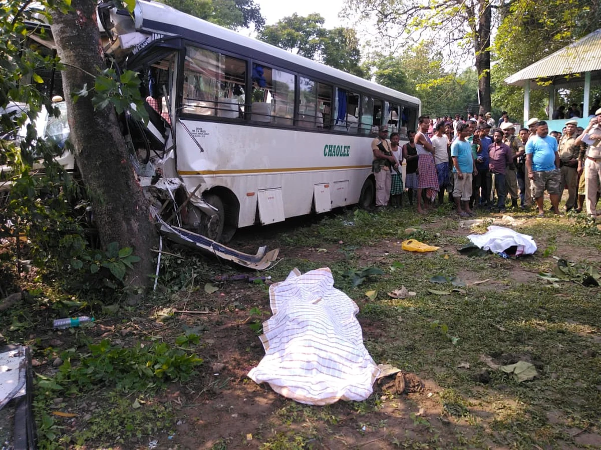 অভয়াপুৰীৰ শিঙিমাৰীত দূৰ্ঘটনাগ্ৰস্থ বিবাহযাত্ৰীৰ বাছ, থিতাতে দৰাৰ ভাতৃৰ সৈতে নিহত ২…