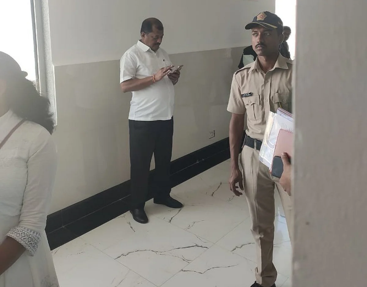 মুখ্যমন্ত্ৰীৰ সাক্ষাৎ বিচাৰি সচিবালয়ত ঘণ্টাধৰি অপেক্ষা নিজৰে দলৰ সাংসদৰ…