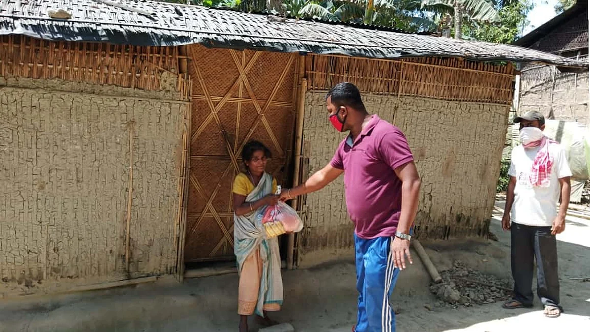 ঘগ্ৰাপাৰত বিজেপি নেতা ডিম্বেশ্বৰ বেজবৰুৱাই ৫০০টা দুখীয়া পৰিয়ালৰ মাজত বিতৰণ কৰিলে খাদ্য সামগ্ৰী…