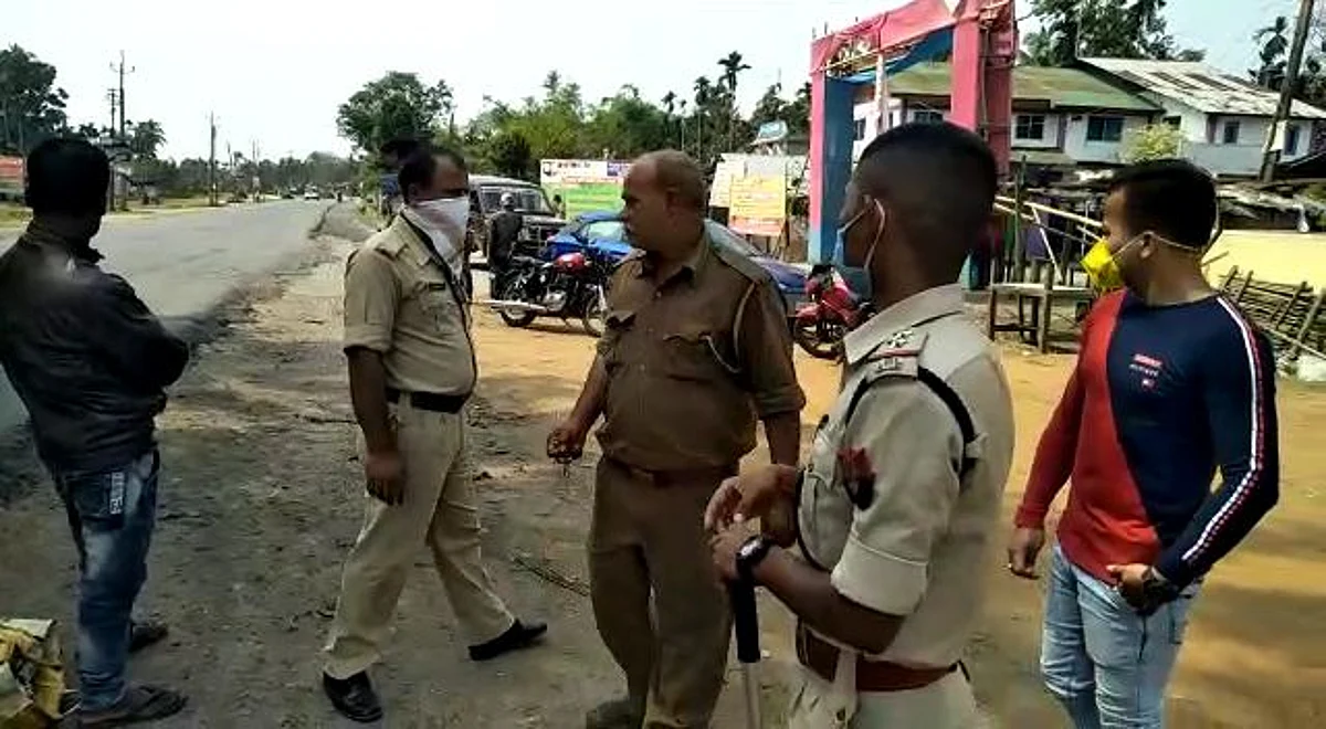 লকডাউন উলংঘাকাৰীৰ বিৰুদ্ধে সষ্টম পুৰণিগুদাম আৰক্ষী, পদক্ষেপক আদৰণি সচেতন ৰাইজৰ…