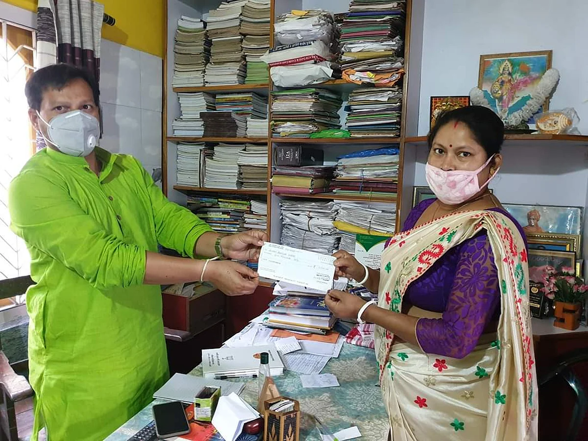 কোৰোনাৰ বিৰুদ্ধে যুঁজ দিবলৈ মঙলদৈৰ বিভিন্ন দল-সংগঠন, ব্যক্তিৰ অসম আৰোগ্য নিধিলৈ আৰ্থিক বৰঙণি…