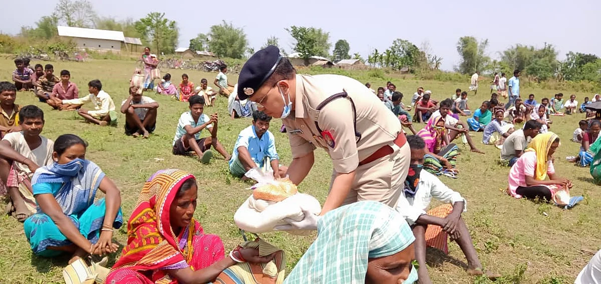 ভাৰত-ভূটান আন্তঃৰাষ্ট্ৰীয় সীমান্তৱৰ্তী এলেকাত ৬০০ পৰিয়ালৰ মাজত অত্যাৱশ্যকীয় খাদ্য-সামগ্ৰী বিতৰণ আৰক্ষীৰ