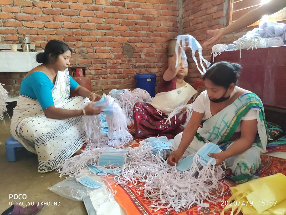 টীয়কত চাৰি দিনত ৫ হাজাৰ মাক্স তৈয়াৰ কৰিলে এদল মহিলাই…