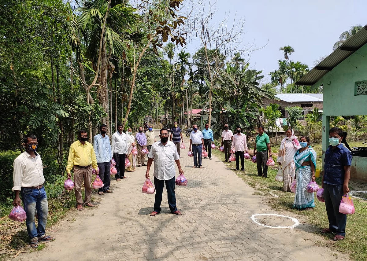 বটদ্ৰৱাৰ মুকলি নসত্ৰ আৰু হালধিআটীত আৰ্তজনৰ মাজত অত্যাৱশ্যকীয় সামগ্ৰী বিতৰণ…
