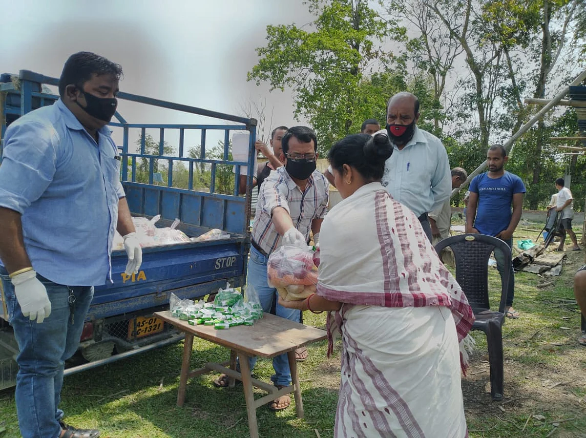 টিহুৰ মথুৰাপুৰত সমাজকৰ্মী জয়ন্ত হাজৰিকাৰ খাদ্য বিতৰণ…