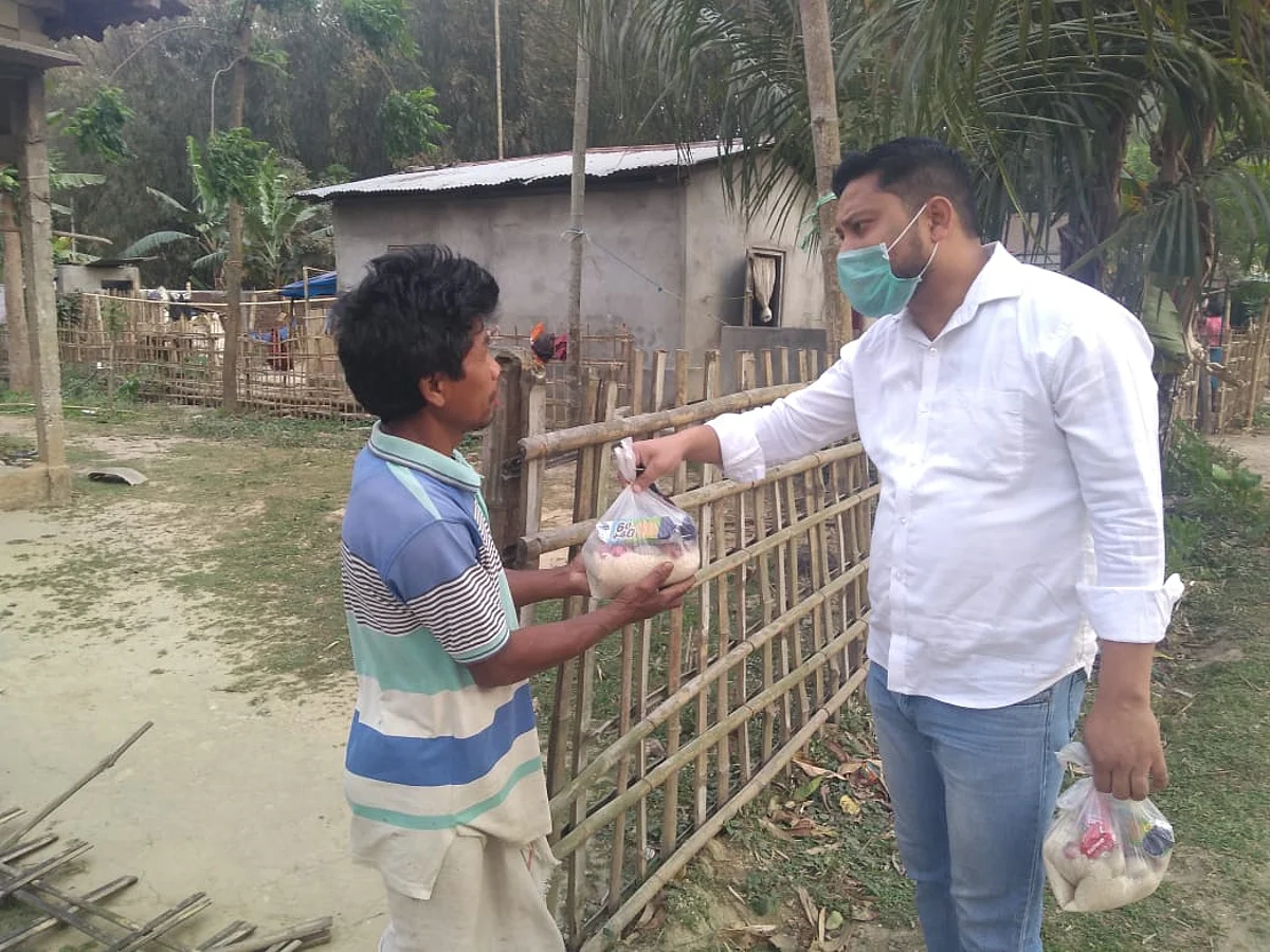 তেজপুৰৰ সহস্ৰাধিক পৰিয়ালৰ মাজত সদৌ অসম ছাত্ৰ সন্থাৰ বিষয়ববীয়াৰ খাদ্য সামগ্ৰী বিতৰণ …