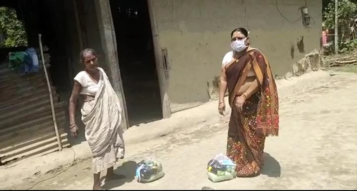 গহপুৰৰ দৰিদ্ৰ লোকৰ কাষত এগৰাকী মানৱ দৰদী মহিলা…