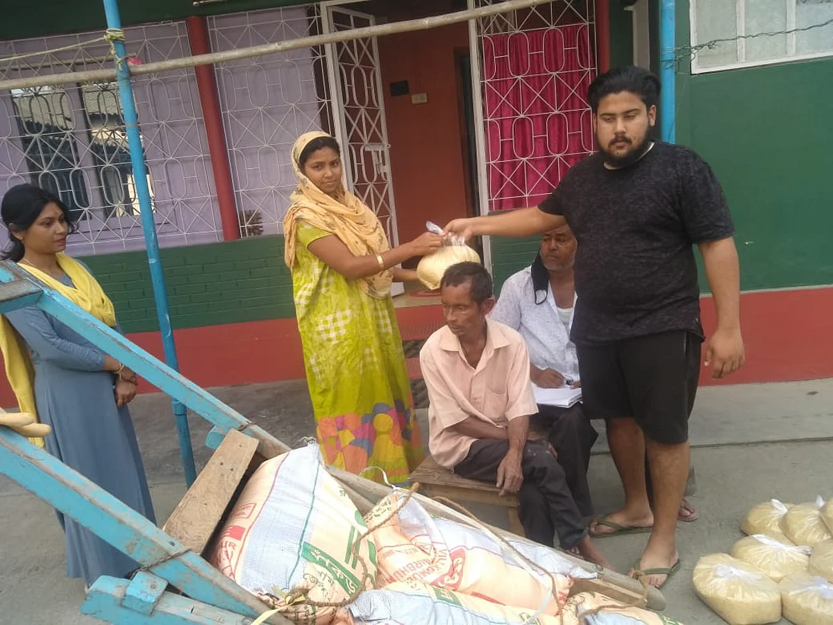 নলবাৰীত আৰ্তজনৰ মাজত খাদ্য বিতৰণ মটৰ শ্ৰমিক ইউনিয়নৰ সভাপতি নুৰ হুছেইনৰ…