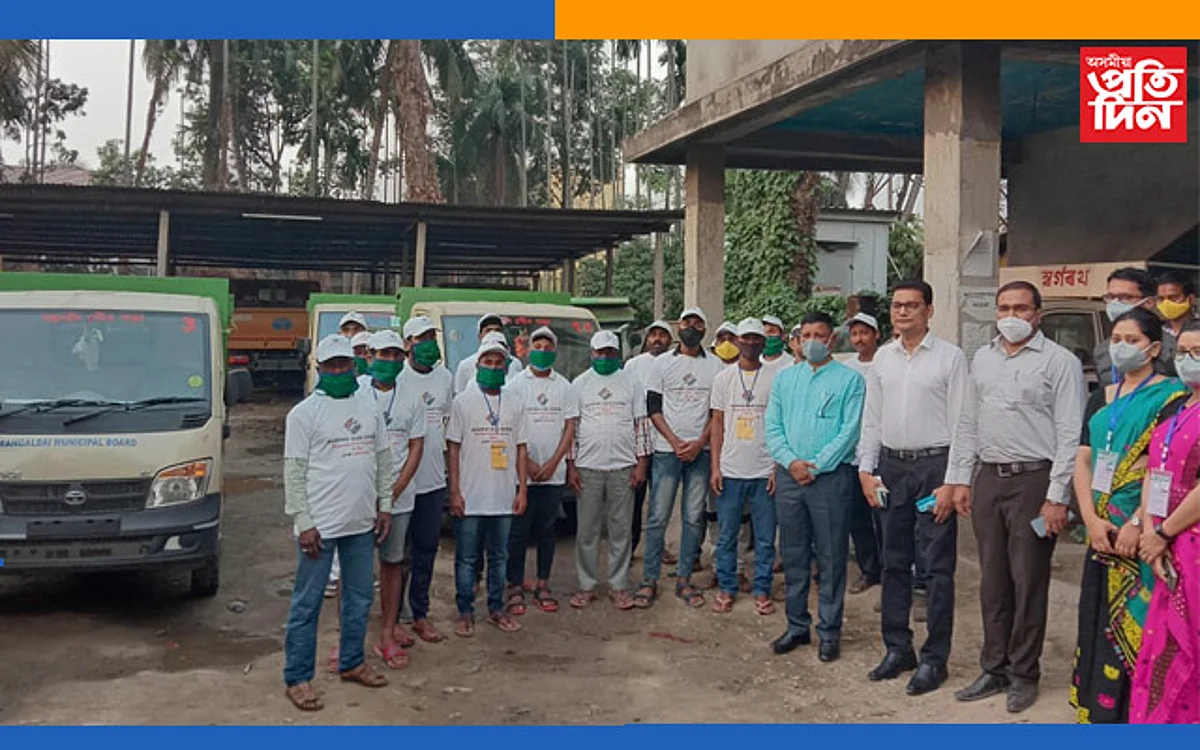 নিৰ্বাচনৰ সজাগতা সৃষ্টিৰ লক্ষ্যৰে দৰং উপায়ুক্তৰ পৌৰকৰ্মীক টি-ছাৰ্ট বিতৰণ…
