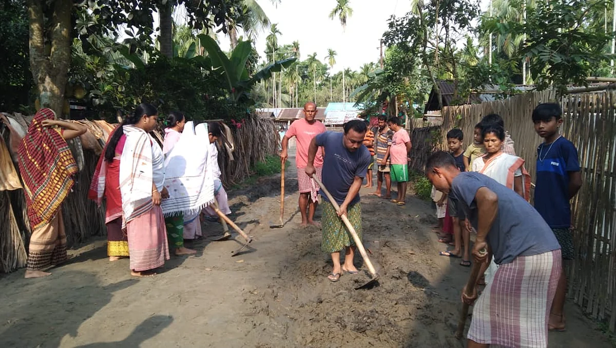 কপিলী উন্নয়ন খণ্ডৰ বৰভগীয়া গাঁও পঞ্চায়তৰ জনসাধাৰণে মেৰামতি কৰিলে ১২ টাকৈ পথ…