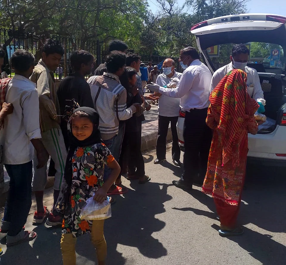Supreme Court Justice Ravindra Bhat distributing food packets to migrants in his personal capacity