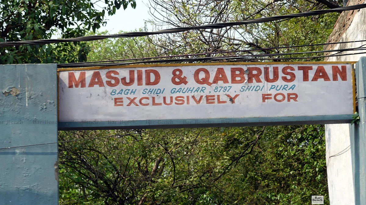 No reason to deprive the dead of last rites: Bombay HC junks pleas against burial in Mumbai cemeteries on fear of COVID-19 spread from soil