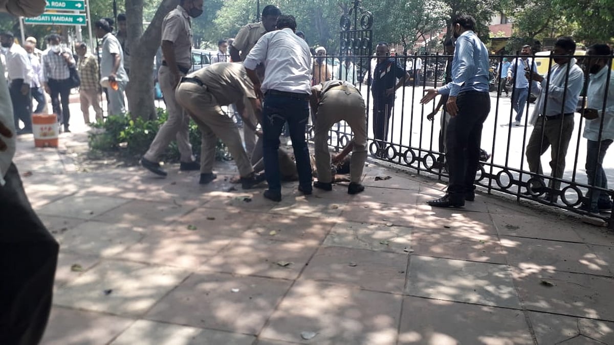 Man, woman attempt immolation outside Supreme Court - Vimarsana News