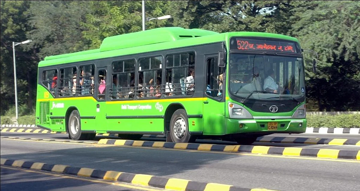 Delhi High Court seeks response from State on decision to withdraw DTC buses from private schools