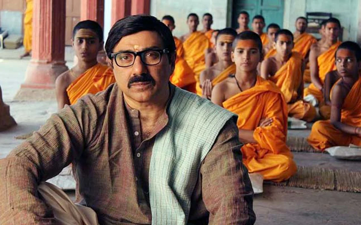 Makers of Mohalla Assi file contempt against CBFC chief Prasoon Joshi