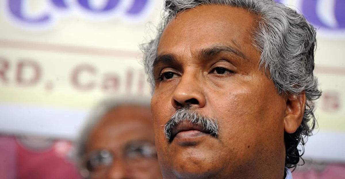 KOZHIKODE 29th March 2011 :Forest Minister and CPI leader Binoy Viswam during the sendoff function of District Information officer P Kunhabdulla at Calicut Pres Club / Photo: P Musthafa , CLT #