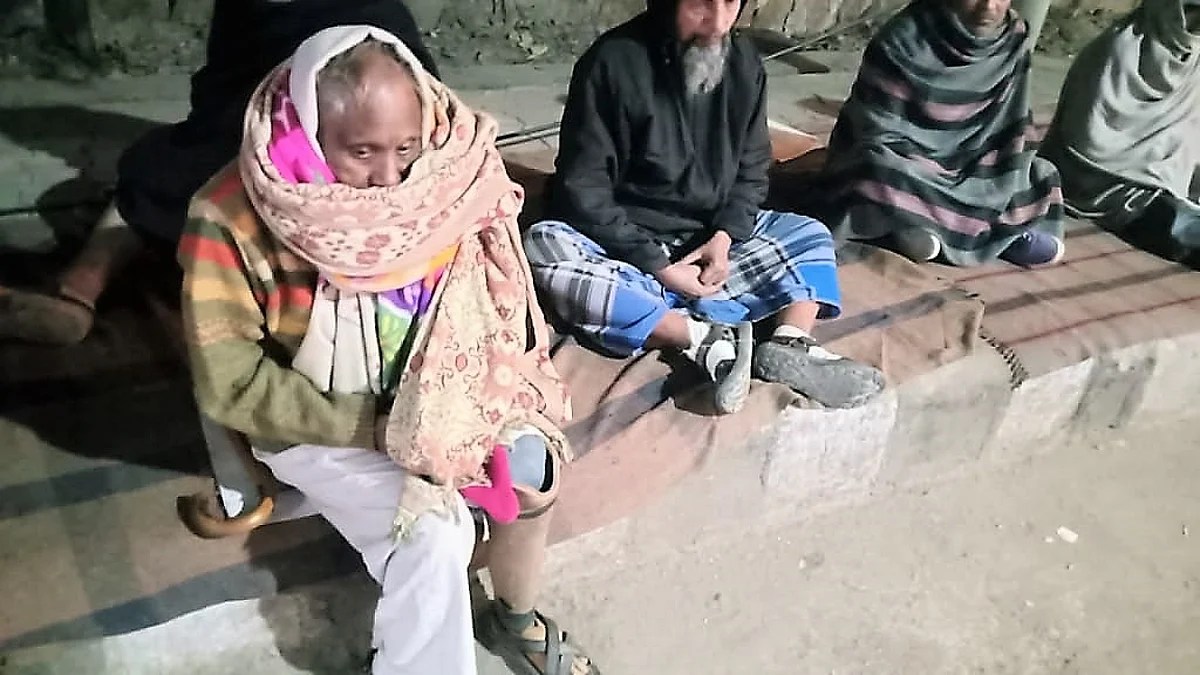 Failure of State to provide basic shelter to homeless persons is violative of Right to Life under Article 21: Karnataka High Court