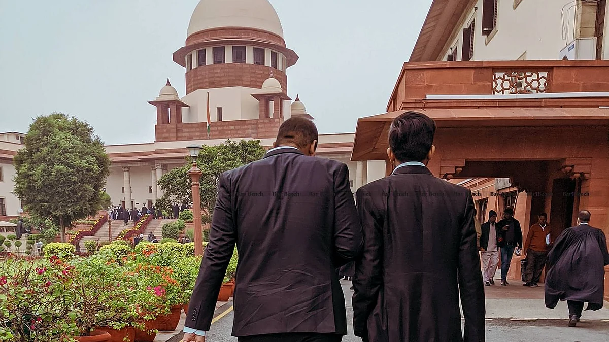 क्या कोर्टरूम का शिष्टाचार ध्रुमपान मे गया? एससी ने गुटखा के सेवन के लिए वकील को दोषी ठहराया