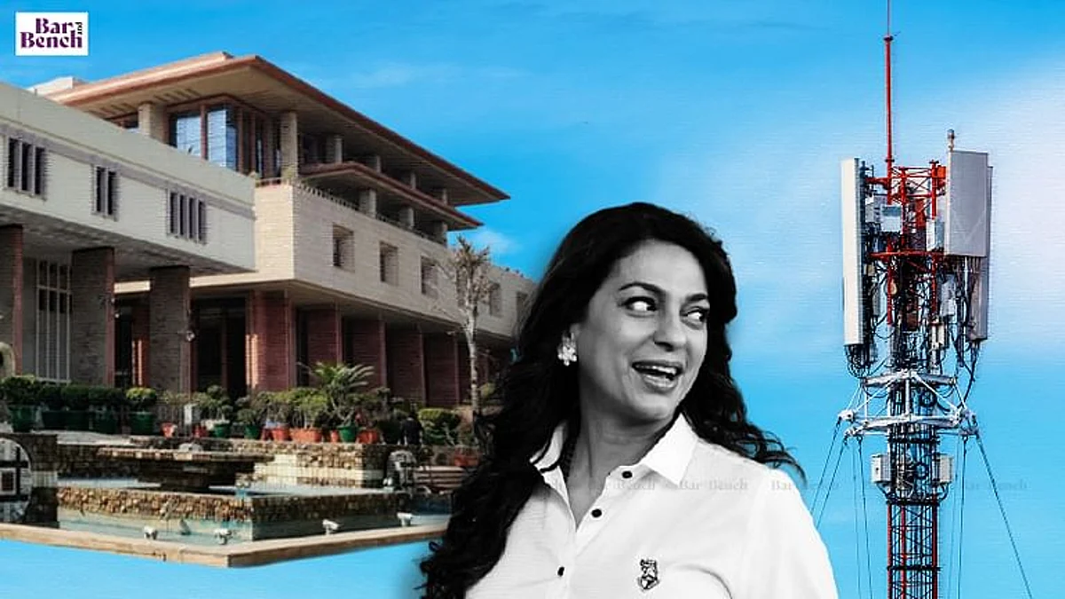 दिल्ली हाईकोर्ट जूही चावला पर डीएसएलएसए के साथ सार्वजनिक काम करने पर उन पर लगने वाले जुर्माने को कम करने पर सहमत