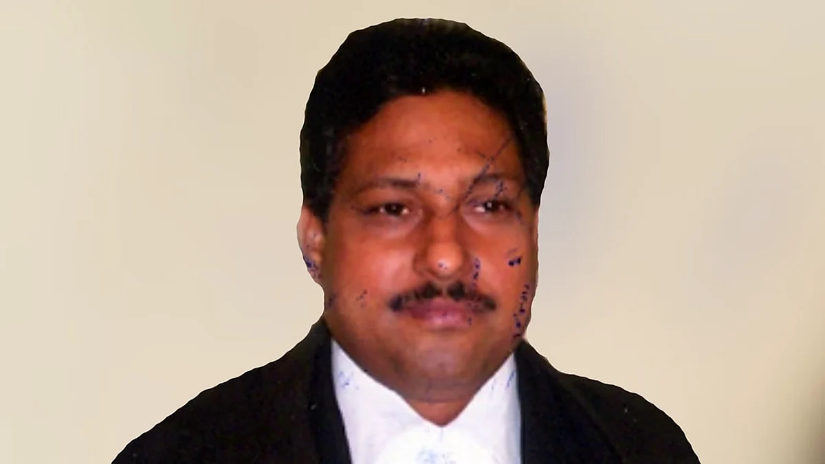 इलाहाबाद हाईकोर्ट ने जमीन बचाने के लिए जेसीबी के सामने लेटने वाले यूपी जज को किया निलंबित