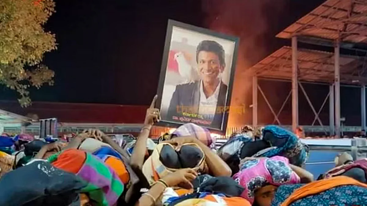 Pilgrims carrying poster of actor at Sabarimala temple