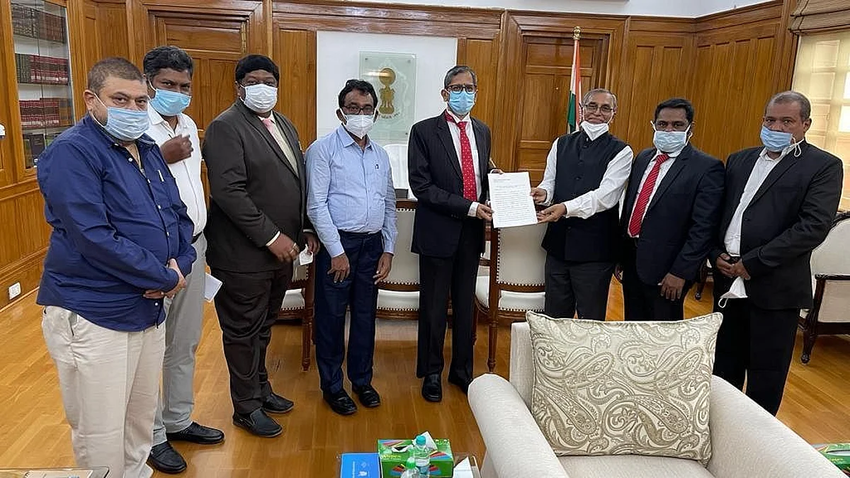 ದಕ್ಷಿಣ ಭಾರತದಲ್ಲಿ ಸುಪ್ರೀಂ ಪೀಠ: ಸಿಜೆಐ ರಮಣ, ಉಪರಾಷ್ಟ್ರಪತಿಗಳ ಭೇಟಿ ಮಾಡಿದ 5 ರಾಜ್ಯಗಳ ವಕೀಲರ ಪರಿಷತ್ ನಿಯೋಗ