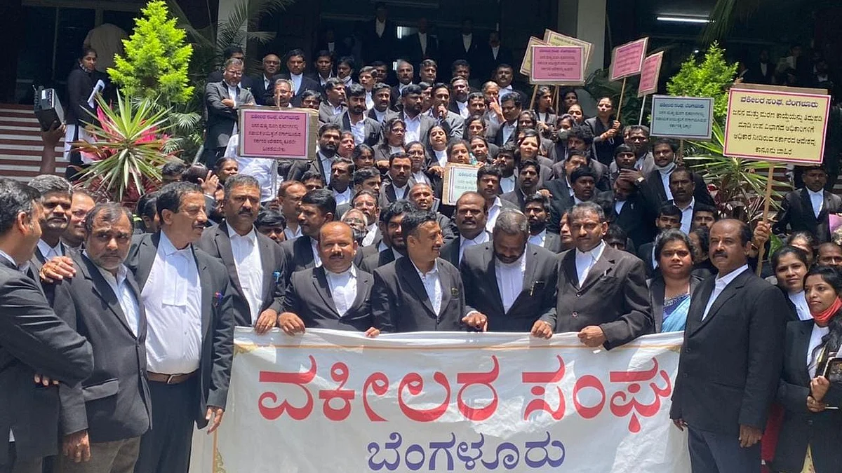 ಜನನ-ಮರಣ ನೋಂದಣಿ ತಿದ್ದುಪಡಿ ಕಾಯಿದೆ ವಿರೋಧಿಸಿ ಬೆಂಗಳೂರು ವಕೀಲರ ಸಂಘದ ಪ್ರತಿಭಟನೆ