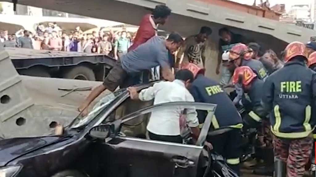 <div class="paragraphs"><p>উত্তরার জসিম উদদীন সড়কে বিআরটি প্রকল্পের গার্ডার খসে পড়ার পর তাতে চাপা পড়ে প্রাইভেটকারটি।</p></div>