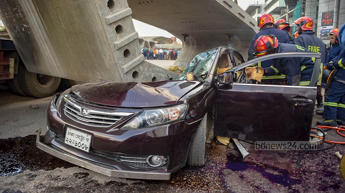 <div class="paragraphs"><p>সোমবার উত্তরায় গার্ডার চাপায় নিহত হন এই প্রাইভেটকারের পাঁচজন</p></div>