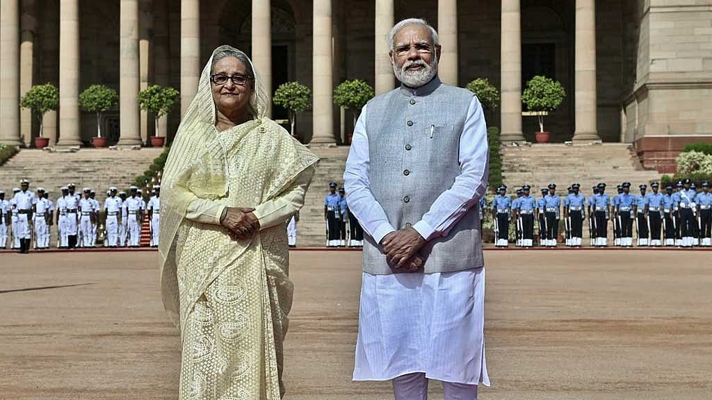 <div class="paragraphs"><p>ভারতের প্রধানমন্ত্রী নরেন্দ্র মোদী মঙ্গলবার দিল্লির রাষ্ট্রপতি ভবনে বাংলাদেশের প্রধানমন্ত্রী শেখ হাসিনাকে অভ্যর্থনা জানান। </p></div>