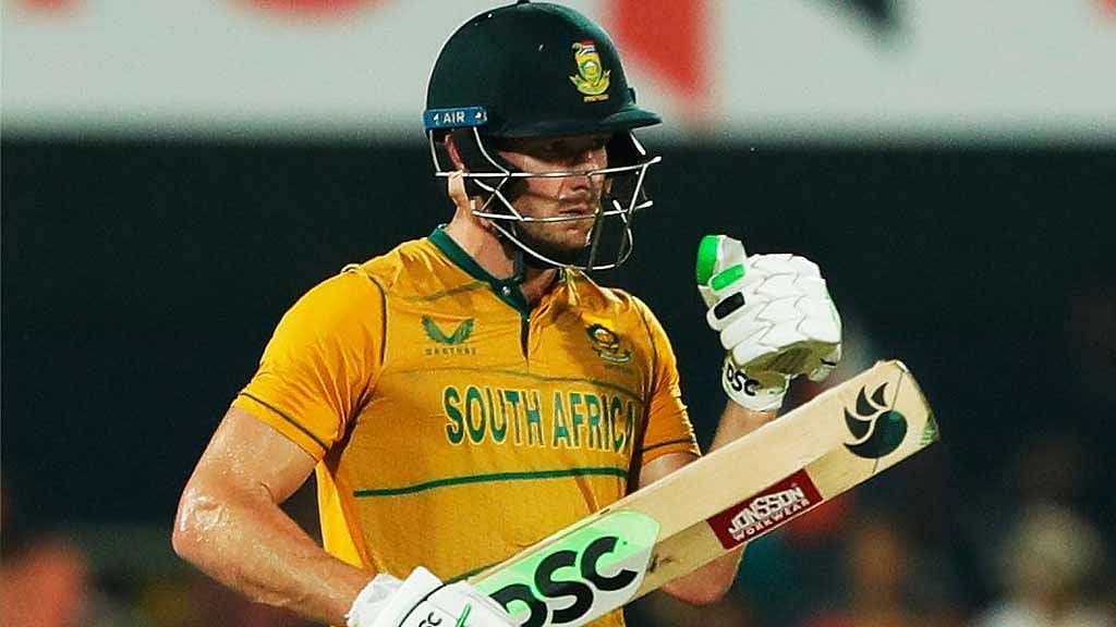 <div class="paragraphs"><p>শেষ দিকে ঝড় তুলে সেঞ্চুরি করেন ডেভিড মিলার।</p></div>