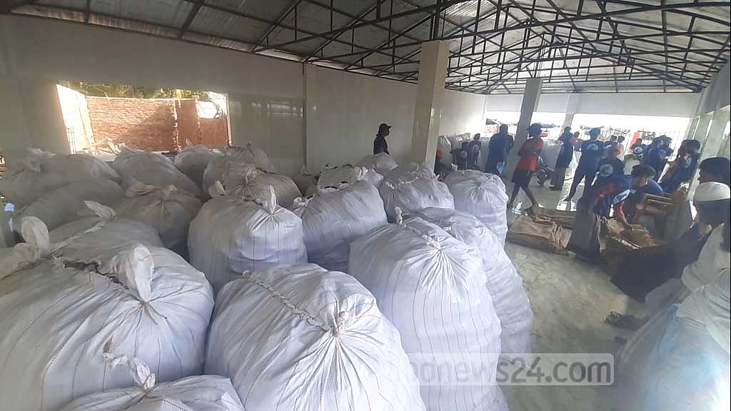 সেন্ট মার্টিন থেকে ৬৬৩৪ কেজি প্লাস্টিক বর্জ্য সরালেন স্বেচ্ছাসেবীরা