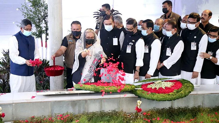 জাতীয় জেল হত্যা দিবসে বঙ্গবন্ধুর প্রতিকৃতি ও চার নেতার কবরে প্রধানমন্ত্রীর শ্রদ্ধা