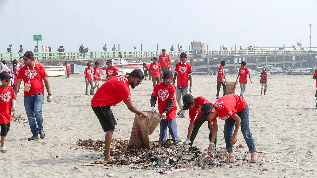 <div class="paragraphs"><p>প্রবাল দ্বীপ সেন্ট মার্টিনের সমুদ্র সৈকতে ঢাকা থেকে আসা স্বেচ্ছাসেবীদের সঙ্গে পরিচ্ছন্নতা কর্মসূচিতে অংশ নেয় স্থানীয় বিভিন্ন স্কুলের শিক্ষার্থীরা।</p></div>