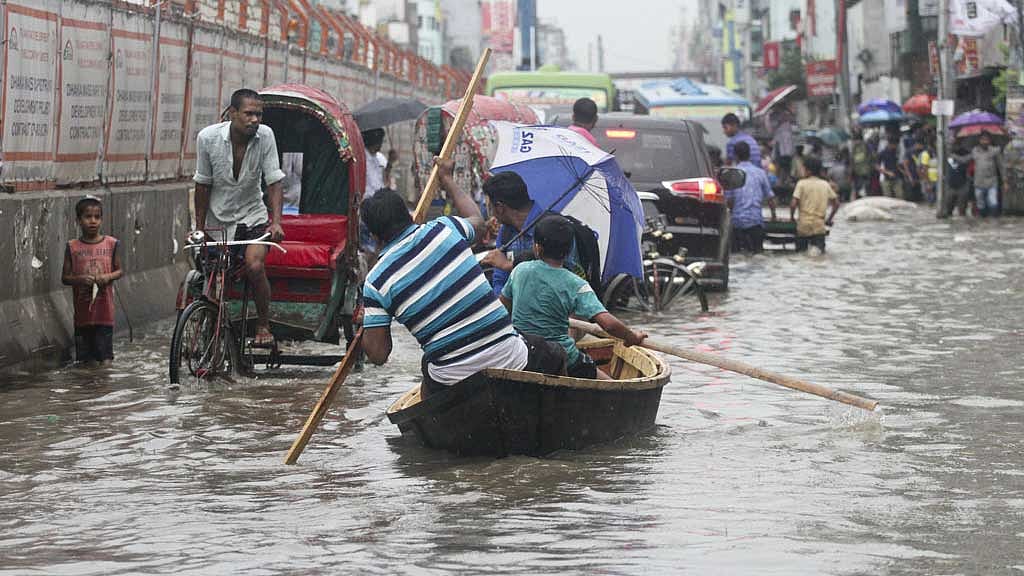 <div class="paragraphs"><p>মেট্রোরেল প্রকল্পের কাজের কারণে বর্ষায় জলজটের এমন ভোগান্তিও পোহাতে হয়েছে কাজীপাড়াবাসীকে।</p></div>