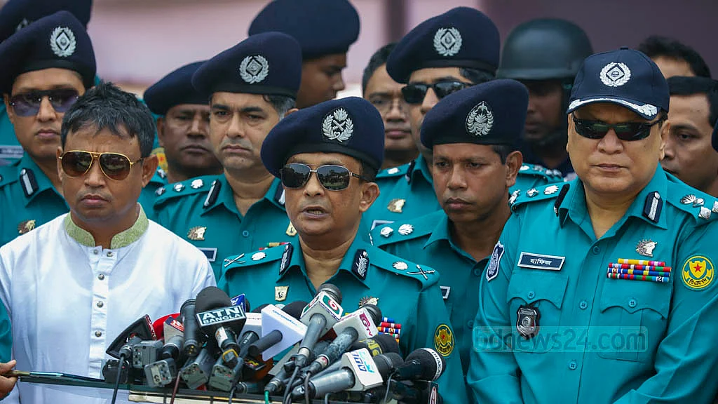 <div class="paragraphs"><p>শুক্রবার সোহরাওয়ার্দী উদ্যানের নিরাপত্তা প্রস্তুতি দেখেতে এসে সাংবাদিকদের সঙ্গে কথা বলেন ঢাকার পুলিশ কমিশনার খন্দকার গোলাম ফারুক।</p></div>