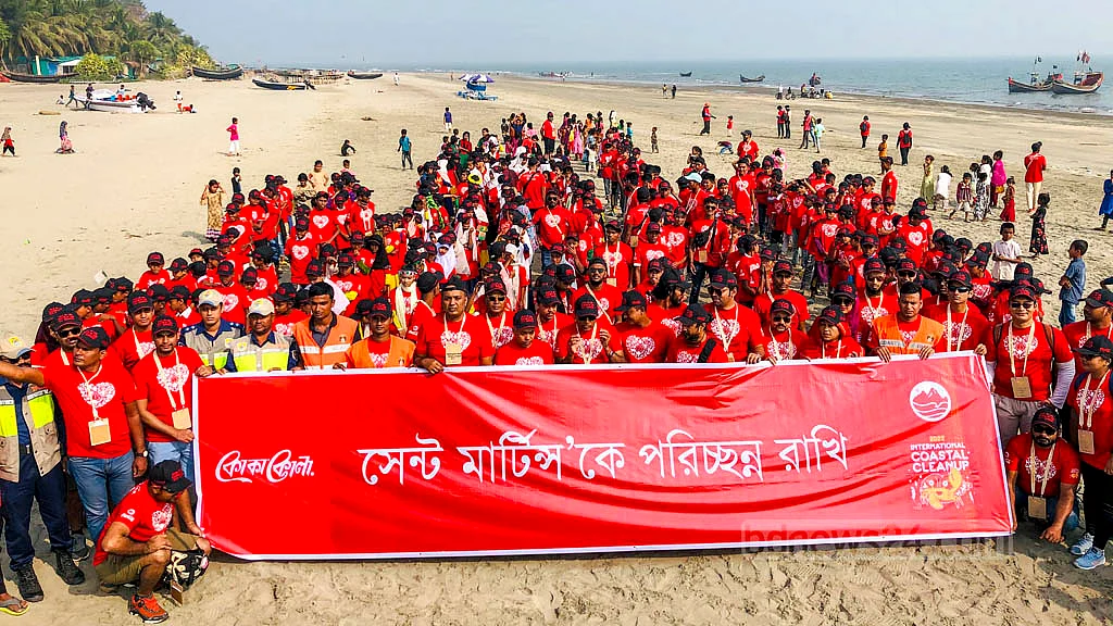 <div class="paragraphs"><p>‘সেন্ট মার্টিনকে পরিচ্ছন্ন রাখি’ স্লোগান নিয়ে শুক্রবার সৈকতে পরিচ্ছন্নতা অভিযান চালান স্বেচ্ছাসেবীরা।</p></div>