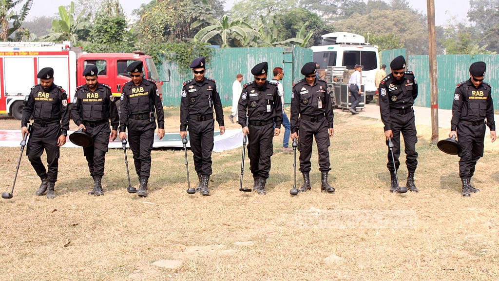 <div class="paragraphs"><p>আওয়ামীলীগের সম্মেলনের আগে শুক্রবার সোহরাওয়ার্দী উদ্যানে র‌্যাবের তল্লাশি</p></div>