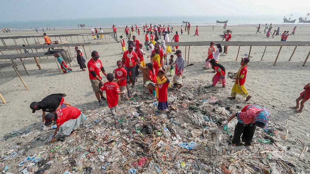 <div class="paragraphs"><p>বাংলাদেশের একমাত্র প্রবাল দ্বীপ সেন্ট মার্টিনের সৈকতে শুক্রবার পরিচ্ছন্নতা অভিযান চালান স্বেচ্ছাসেবীরা।</p></div>