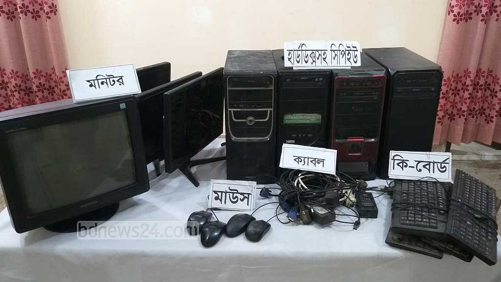 নাটোরে শিক্ষার্থীদের কাছে পর্নোগ্রাফি বিক্রির অভিযোগে গ্রেপ্তার ৪