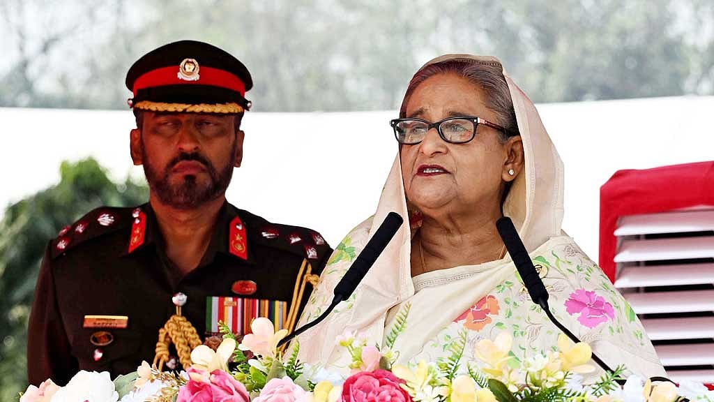 <div class="paragraphs"><p>‘ইস্ট বেঙ্গল রেজিমেন্ট’ এর ‘দশম টাইগার্স পুনর্মিলনী’ অনুষ্ঠানে প্রধানমন্ত্রী শেখ হাসিনার।</p></div>